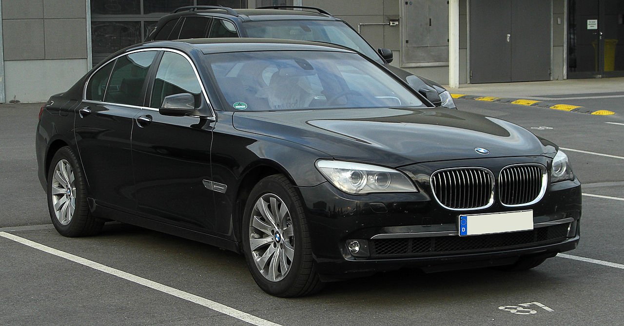 File:BMW 7er (F02) – Frontansicht, 16. April 2011, Düsseldorf.jpg -  Wikimedia Commons