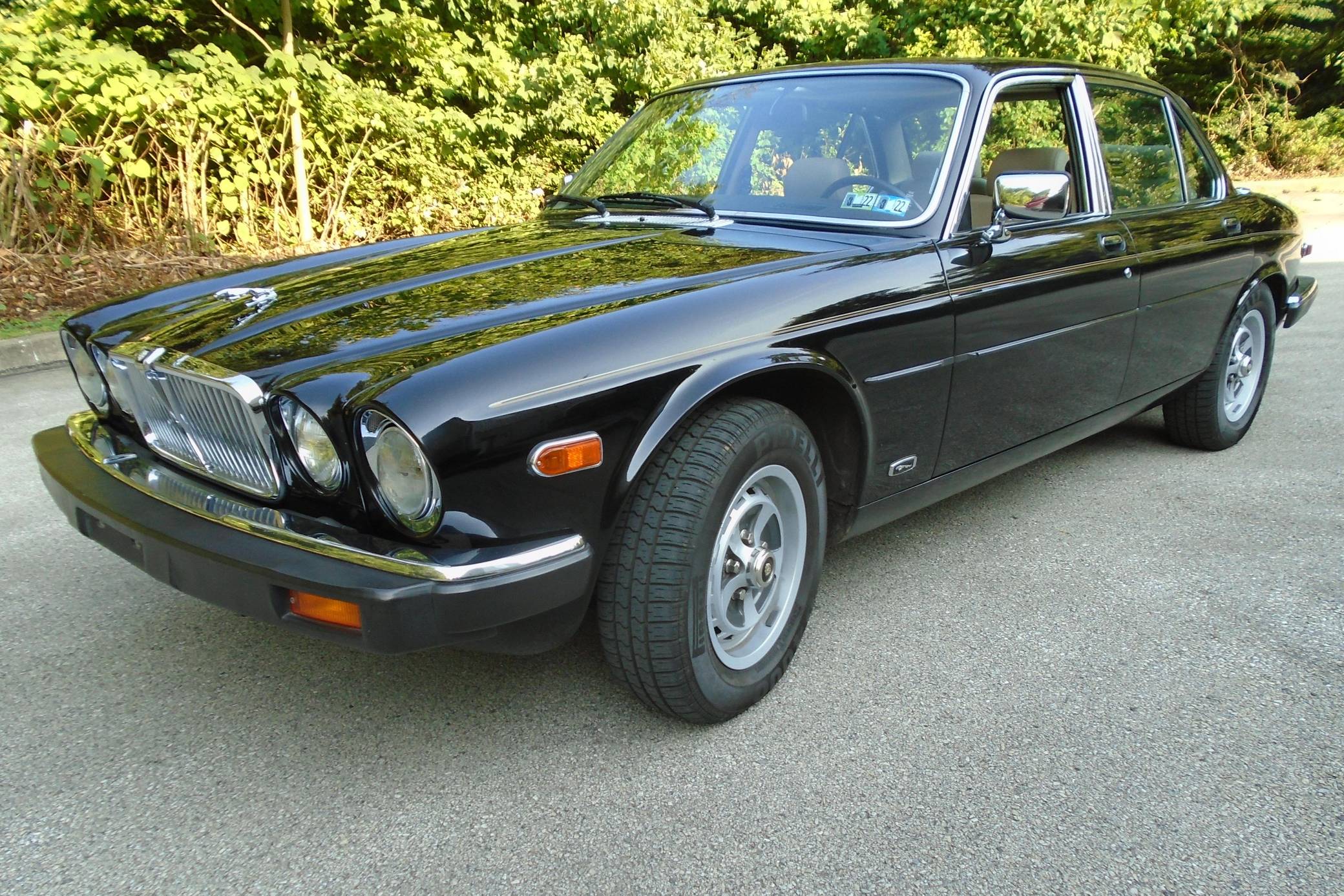 1986 Jaguar XJ6 Vanden Plas auction - Cars & Bids