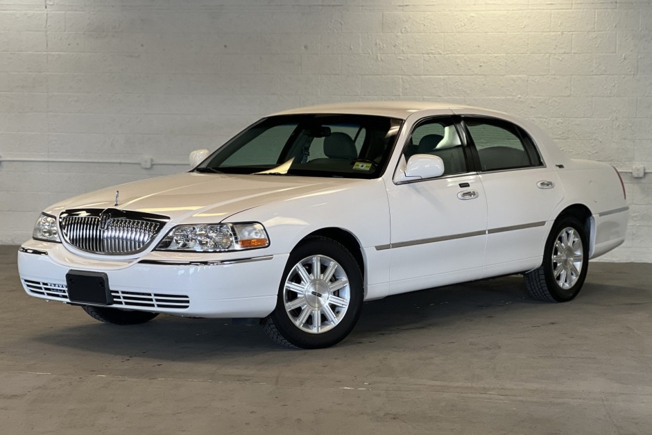 No Reserve: 32k-Mile 2010 Lincoln Town Car Signature Limited for sale on  BaT Auctions - sold for $16,500 on March 16, 2023 (Lot #101,151) | Bring a  Trailer