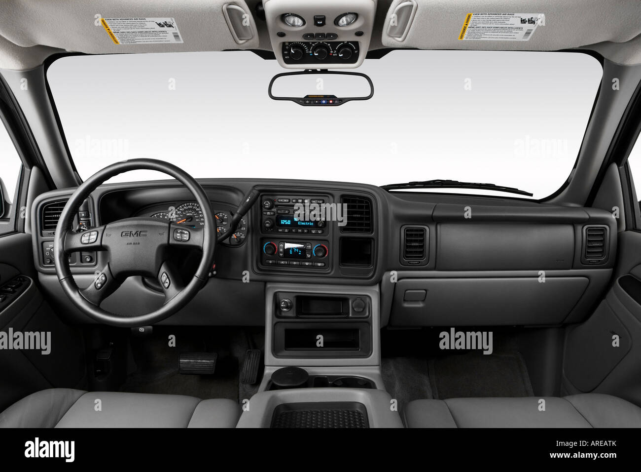 2005 GMC Yukon XL 1500 SLE in Silver - Dashboard, center console, gear  shifter view Stock Photo - Alamy