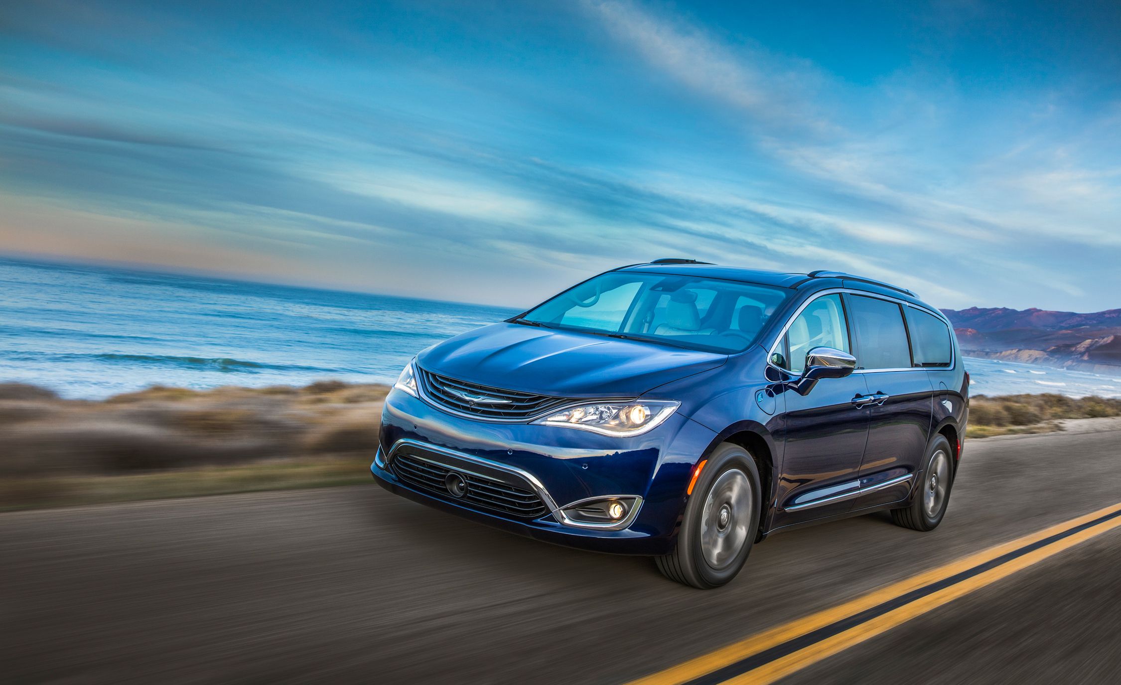 Chrysler Pacifica Hybrid Minivan to Be Recalled over Short Circuit
