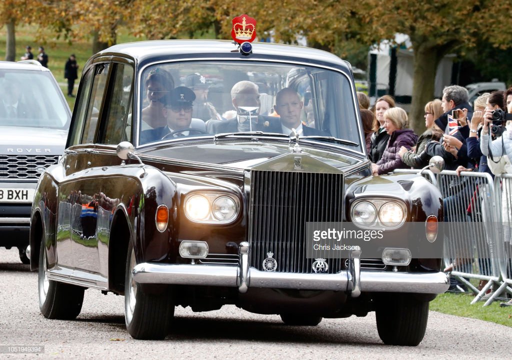 RegalFille on Twitter: "#PrincesseEugenie traveled St George's Chapel in a  1977 Rolls Royce Phantom VI with her Father today. It was the same car in  which #DuchessofCambridge travelled to Westminster Abbey on