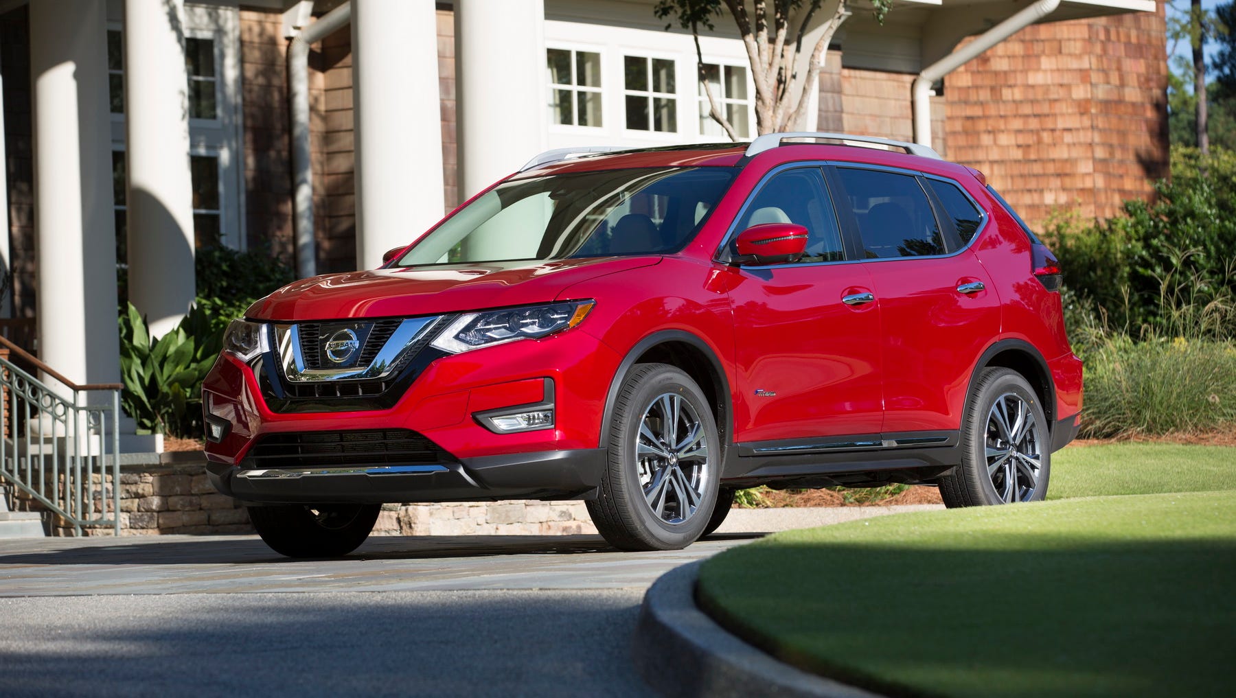 2017 Nissan Rogue hybrid crossover breaks new ground