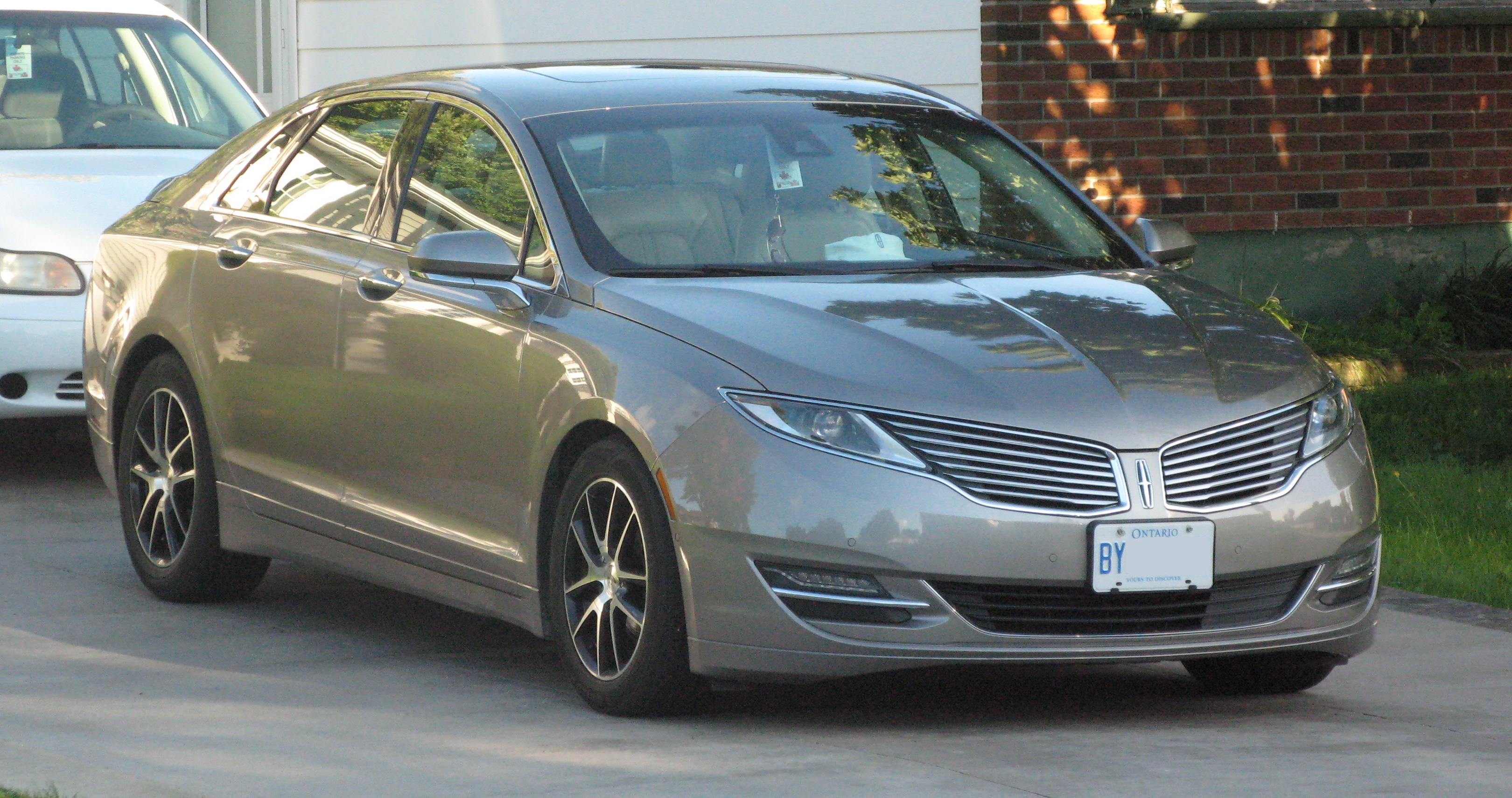 File:2015 Lincoln MKZ Hybrid, Front Right, 09-13-2020.jpg - Wikimedia  Commons