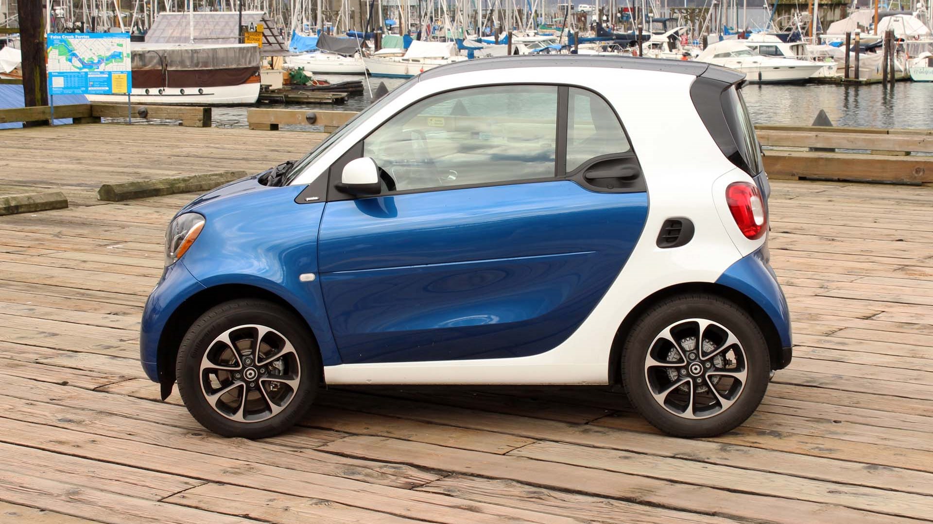2016 Smart ForTwo - Big Guy, Small Car Review | AutoTrader.ca