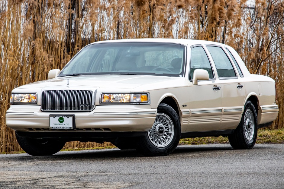No Reserve: 34k-Mile 1997 Lincoln Town Car for sale on BaT Auctions - sold  for $10,250 on February 15, 2023 (Lot #98,503) | Bring a Trailer
