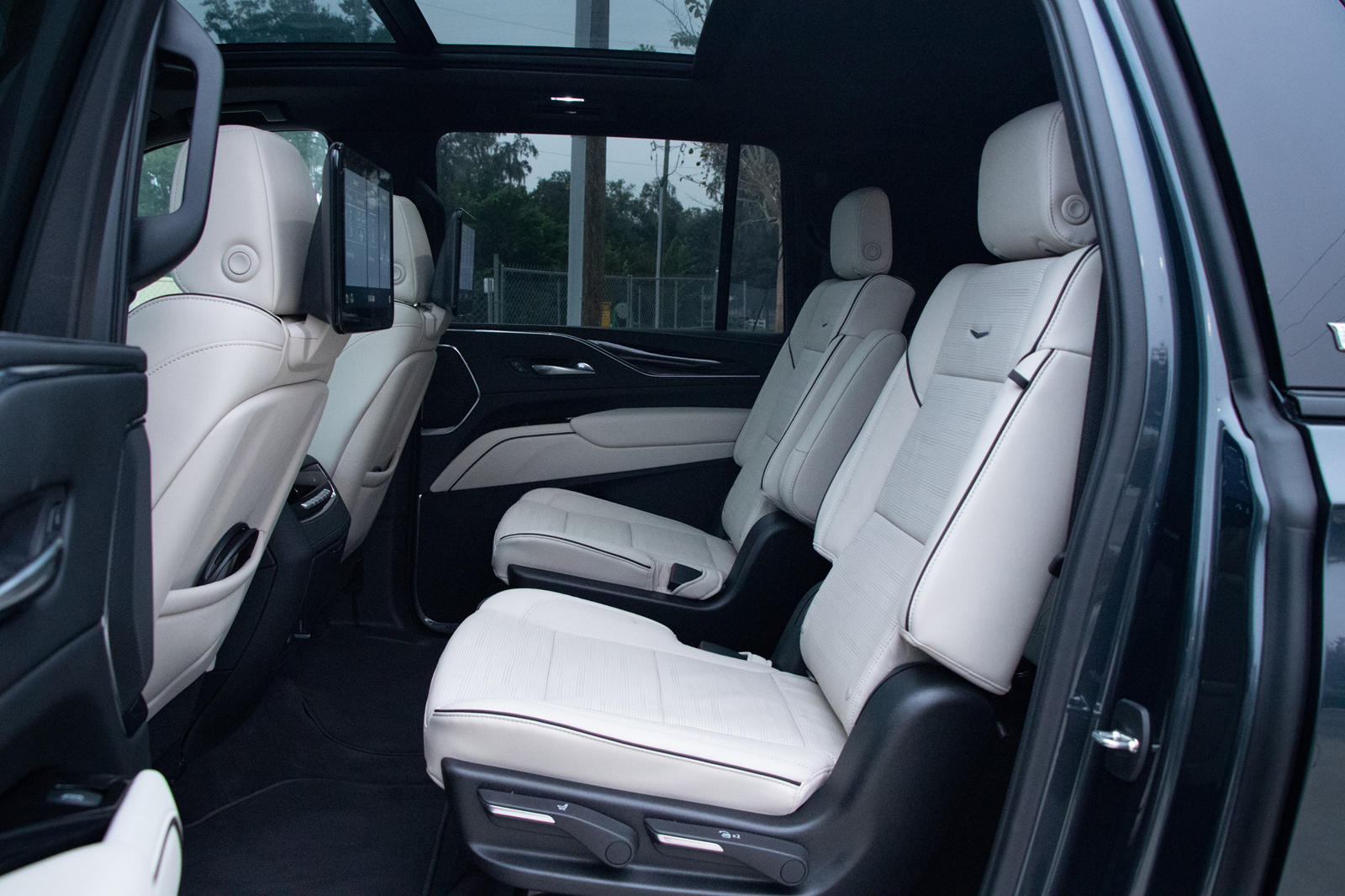 2023 Cadillac Escalade ESV Interior Dimensions: Seating, Cargo Space &  Trunk Size - Photos | CarBuzz