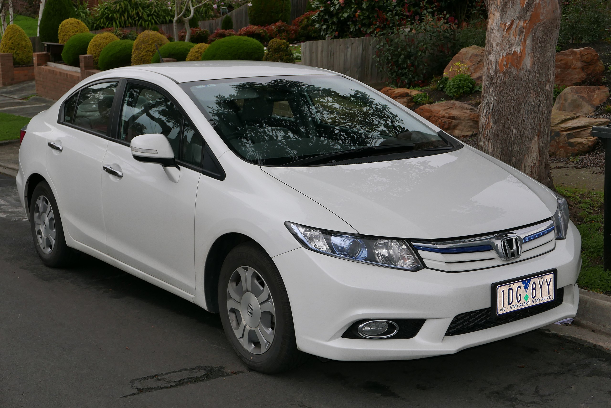 File:2014 Honda Civic (FB4 MY13) Hybrid sedan (2015-08-07) 01.jpg -  Wikimedia Commons