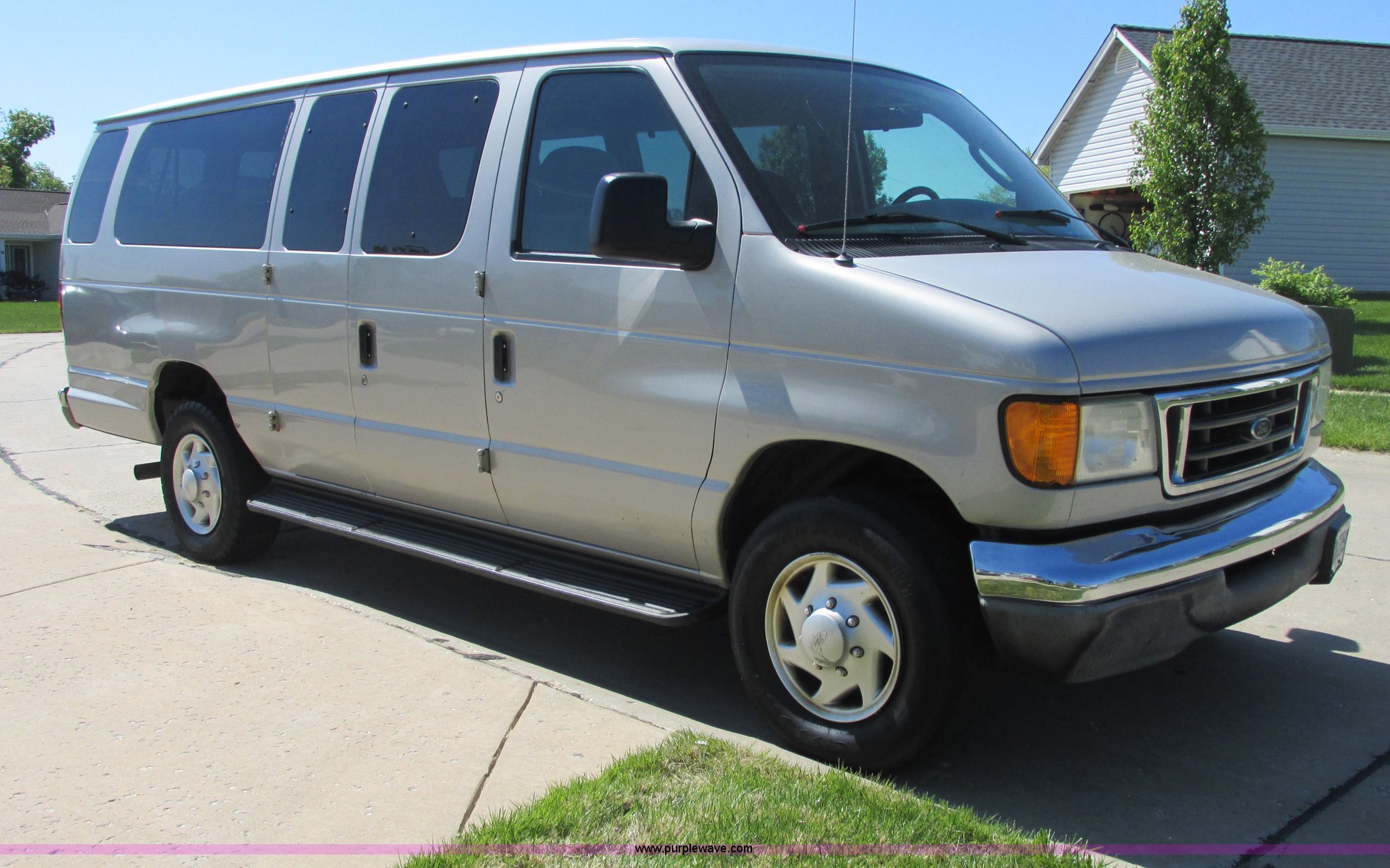 2003 Ford E350 XLT Super Duty Extended 15 passenger van in Wentzville, MO |  Item AB9367 sold | Purple Wave