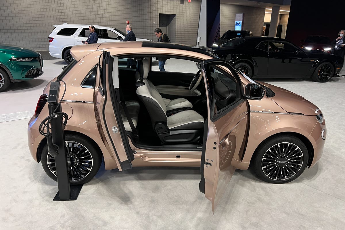 Fiat Is Rude As Hell for Bringing the Europe-Only 500 to the NY Auto Show -  CNET
