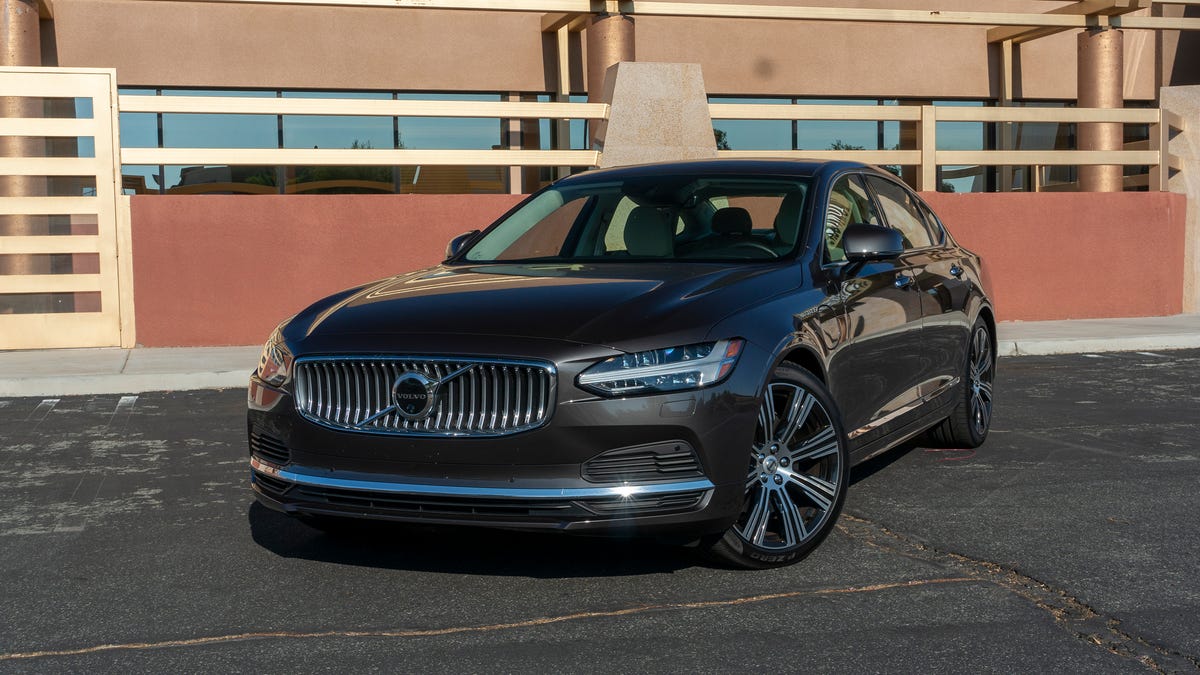 2021 Volvo S90 T8 Recharge review: Comfy plug-in hybrid serenity - CNET