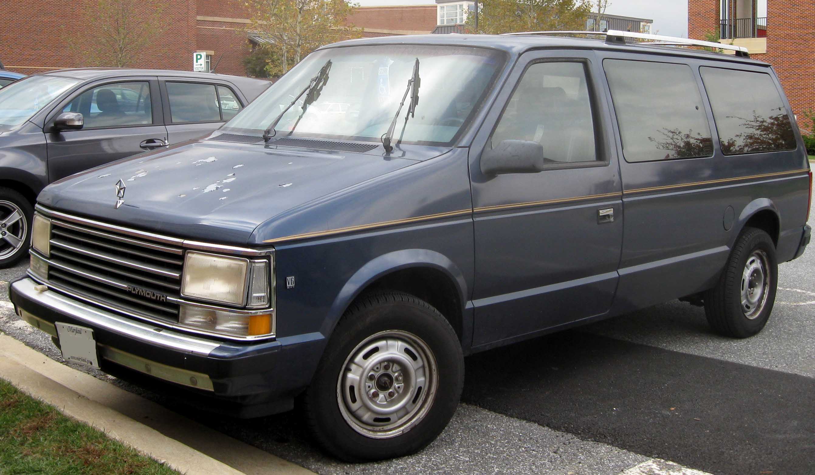 File:87-90 Plymouth Grand Voyager SE.jpg - Wikimedia Commons