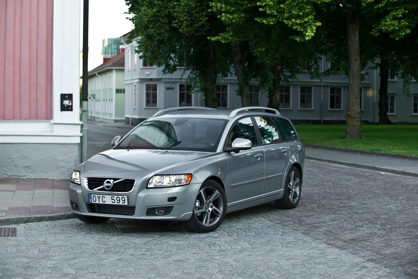 VOLVO V50 (2003-2012) - Volvo Cars of Canada Media Newsroom