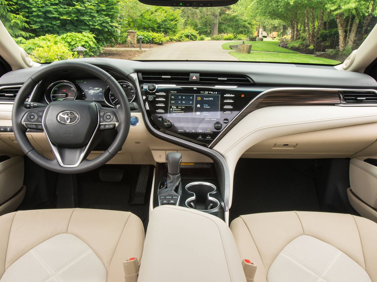 Gallery: 2018 Toyota Camry XLE Hybrid interior