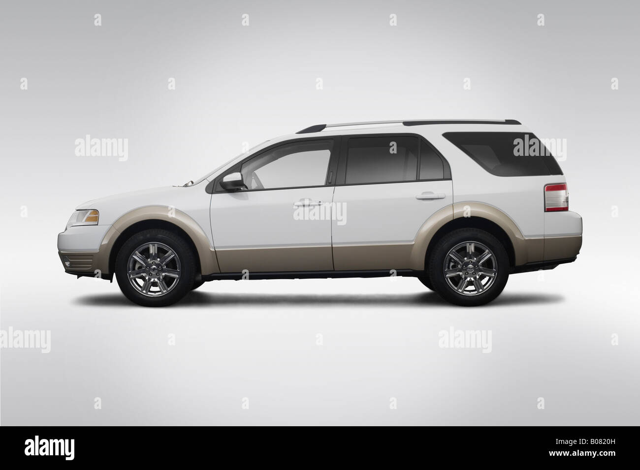 2008 Ford Taurus X Eddie Bauer in White - Drivers Side Profile Stock Photo  - Alamy