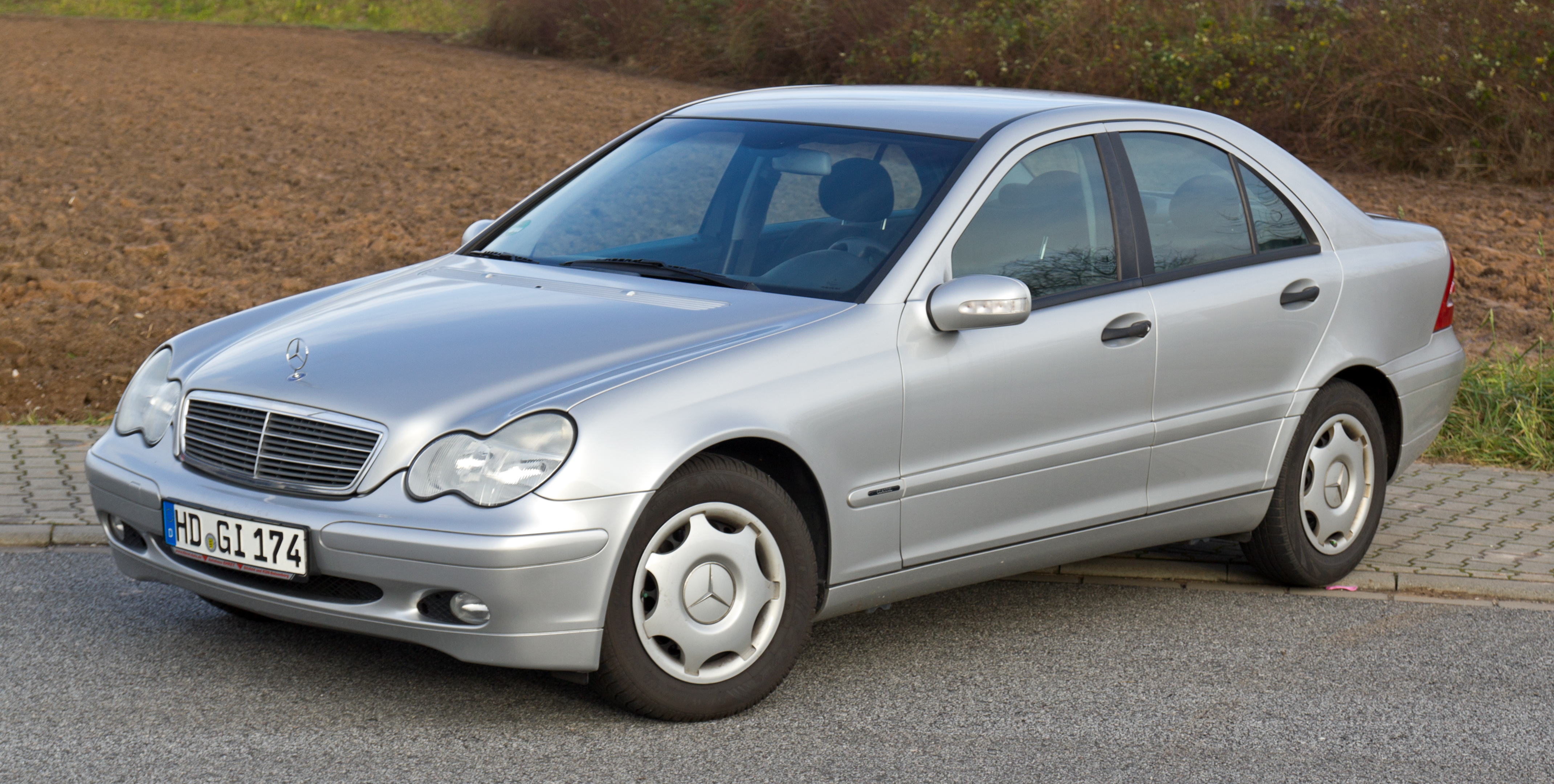 File:Mercedes-Benz W203 front 20171214.jpg - Wikimedia Commons