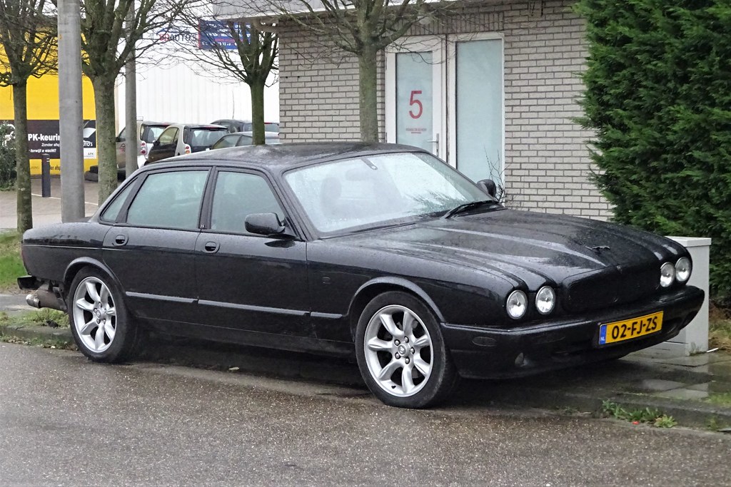 2000 Jaguar XJR | The Jaguar XJ was built in this form betwe… | Flickr