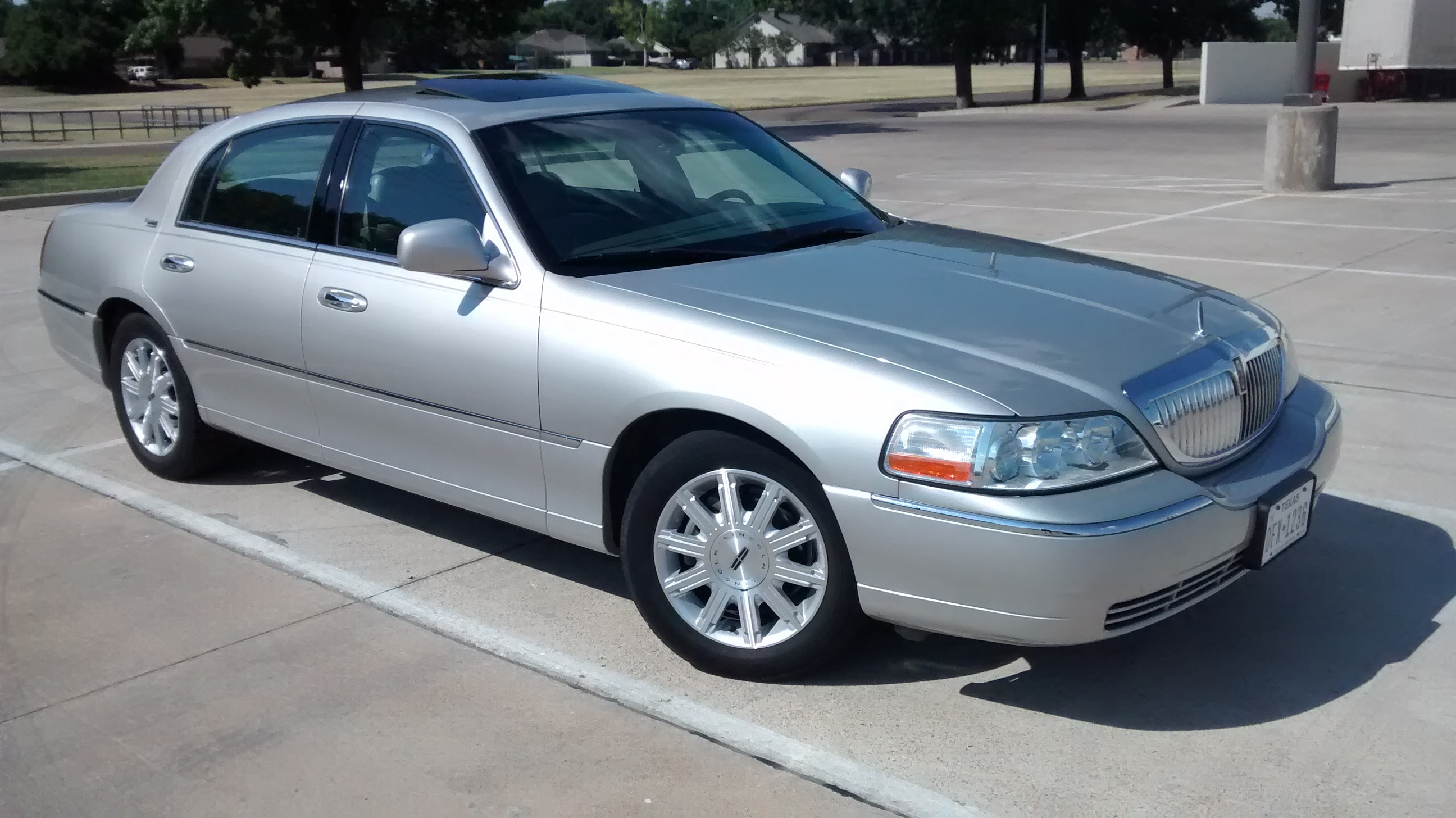 File:2006 Lincoln Town Car Signature Limited.jpg - Wikimedia Commons