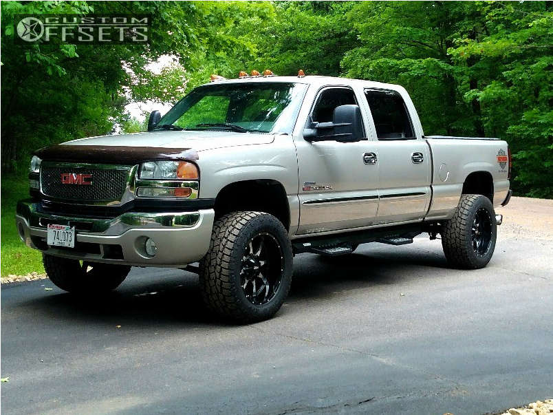 2007 GMC Sierra 2500 HD Classic with 20x10 -24 Moto Metal Mo970 and  305/55R20 Toyo Tires Open Country A/T III and Leveling Kit | Custom Offsets
