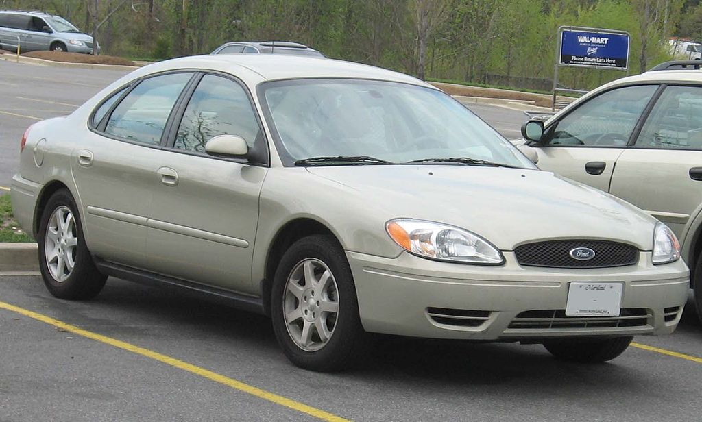 File:2004-2006 Ford Taurus Sedan.jpg - Wikimedia Commons