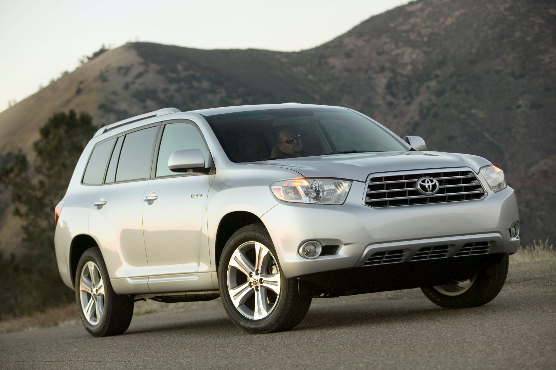 The 2008 Toyota Highlander Is the Best Used Midsize SUV Under $10,000,  According to KBB