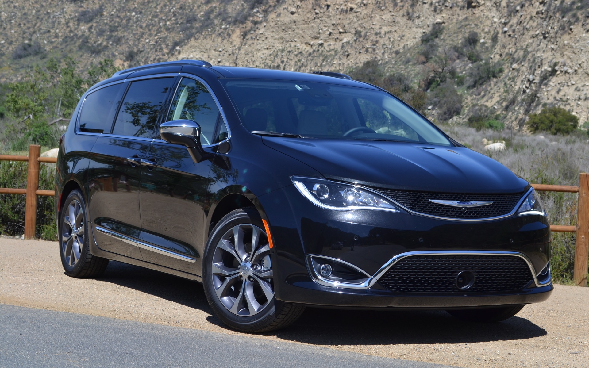 2017 Chrysler Pacifica: When Luxury Meets Family - The Car Guide