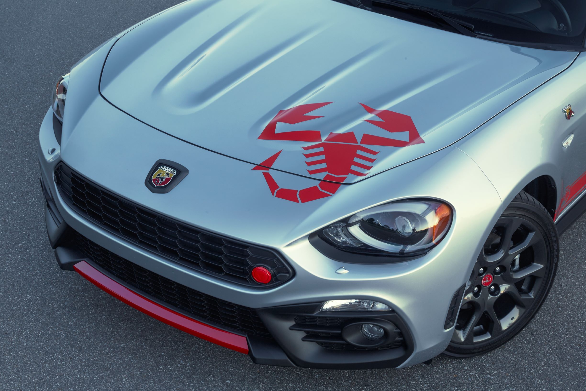 2020 Fiat 124 Spider Abarth Offers New Scorpion Sting Graphics - The News  Wheel