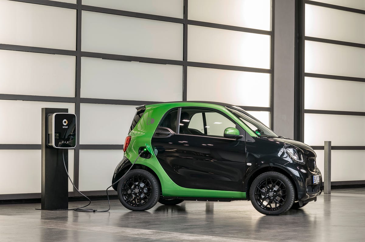 The Smart Fortwo Electric Drive gives you the juice to cruise in diminutive  style - CNET