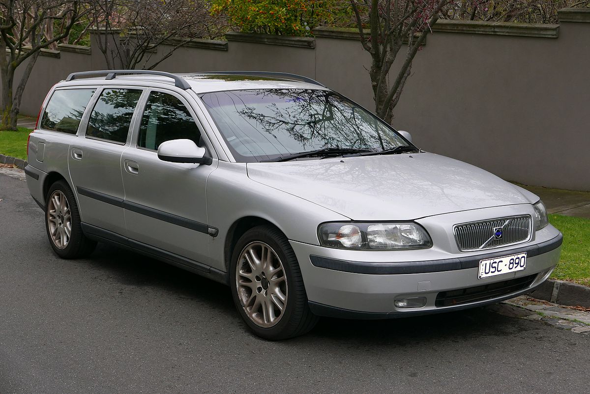 File:2001 Volvo V70 (MY01) T5 station wagon (2015-07-24) 01.jpg - Wikimedia  Commons