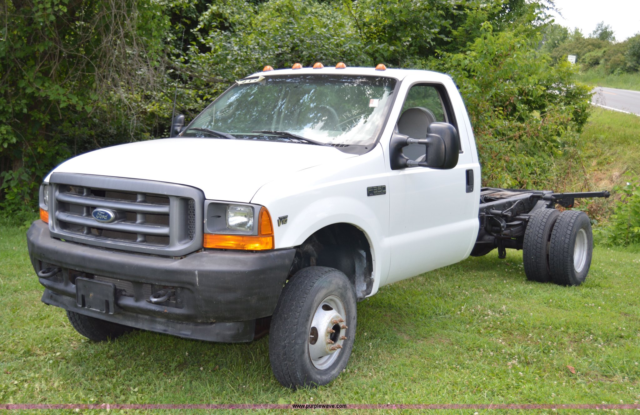 2001 Ford F350 Super Duty XL truck cab and chassis in Harrisonville, MO |  Item H2859 sold | Purple Wave
