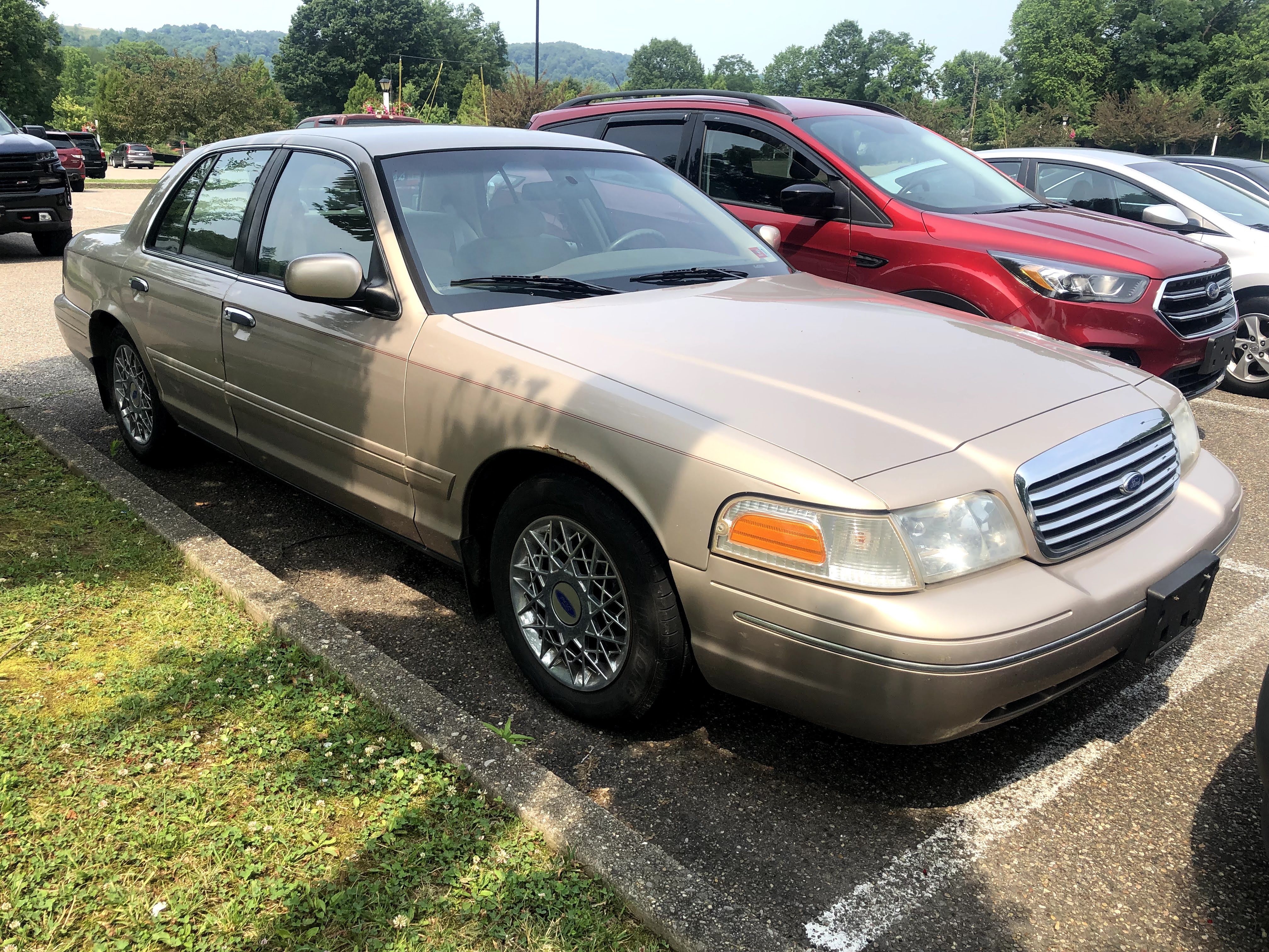 File:1998 Ford Crown Victoria LX in Harvest Gold Metallic, front left,  7-5-2021.jpg - Wikimedia Commons