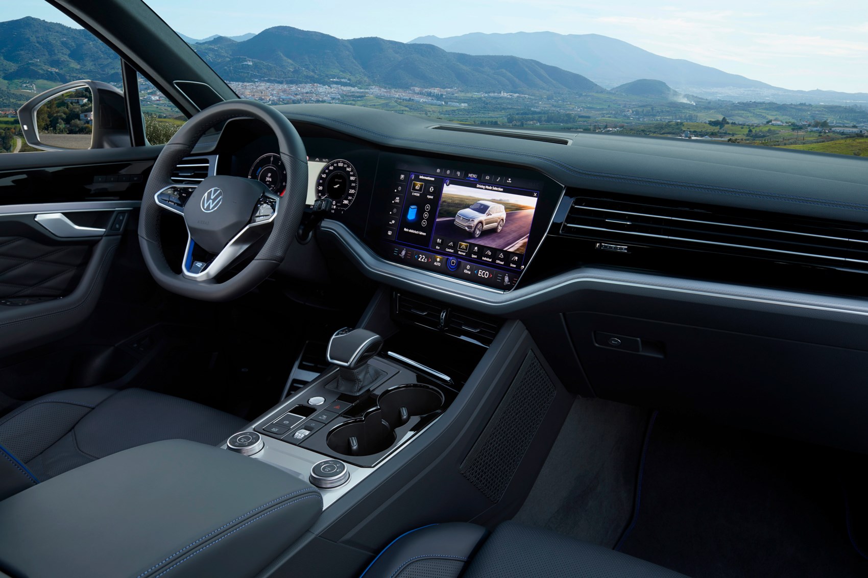 Volkswagen Touareg R: go-faster SUV takes aim at Audi SQ7 | CAR Magazine