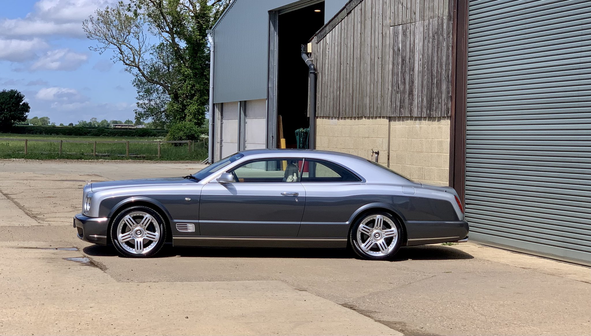 Andy Grover on Twitter: "Came across this lovely Bentley Brooklands today -  colour scheme accentuates shape. https://t.co/lZ87AaeGNm" / Twitter