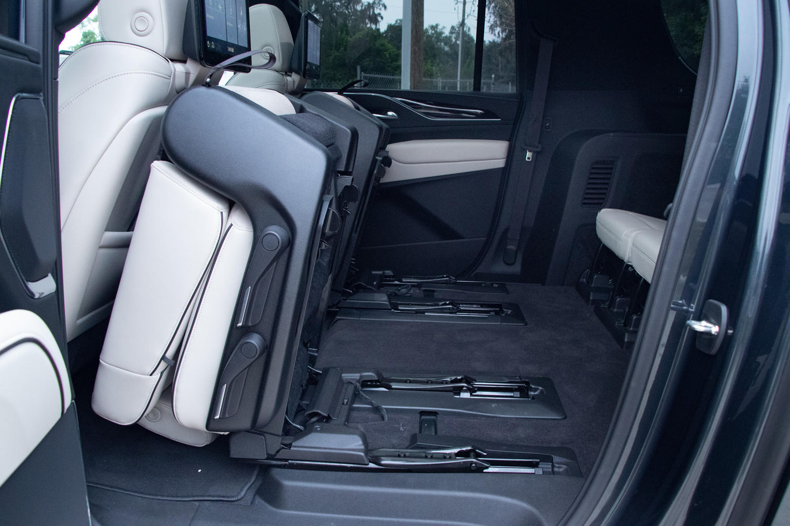 2023 Cadillac Escalade ESV Interior Dimensions: Seating, Cargo Space &  Trunk Size - Photos | CarBuzz