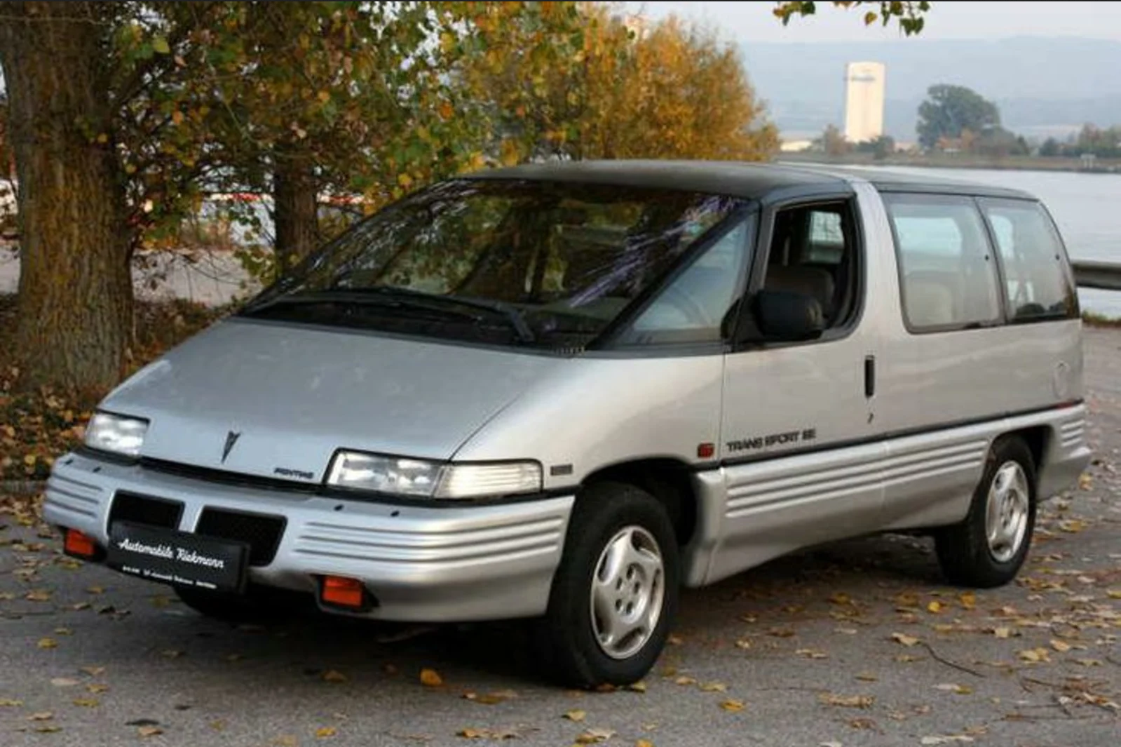 File:1992–1993 Pontiac Trans Sport (European Market) with form-fitting  headlights.png - Wikimedia Commons