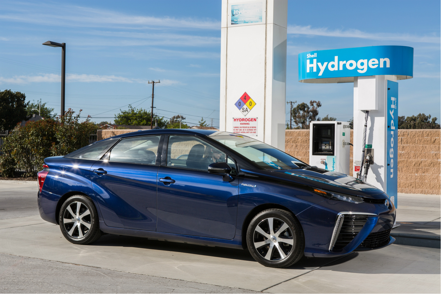 Toyota's 2017 Mirai FCV Returns with New Pricing and Color | Digital Trends
