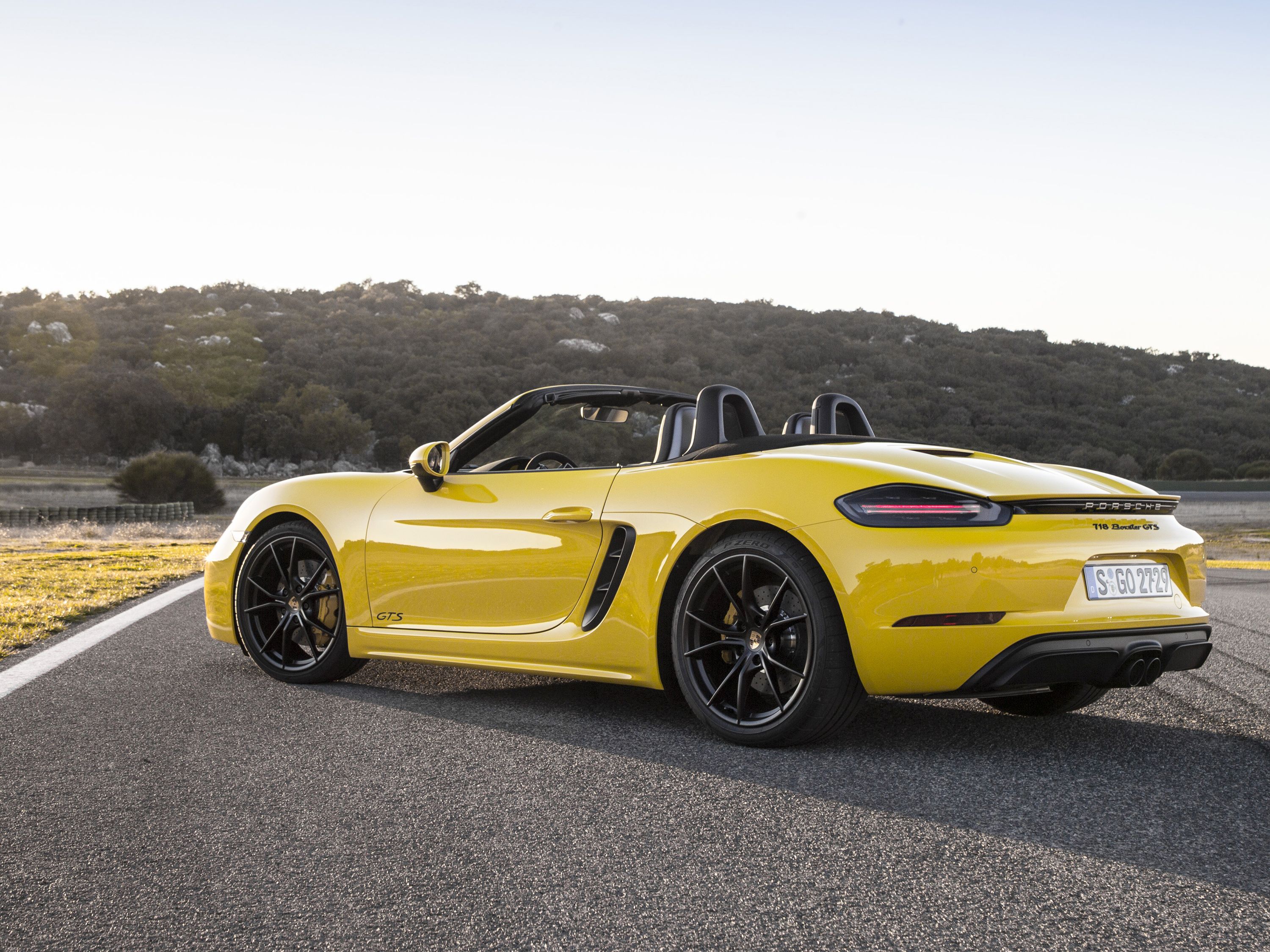 The Current Porsche 718 Boxster and Cayman Will Stick Around Until 2023