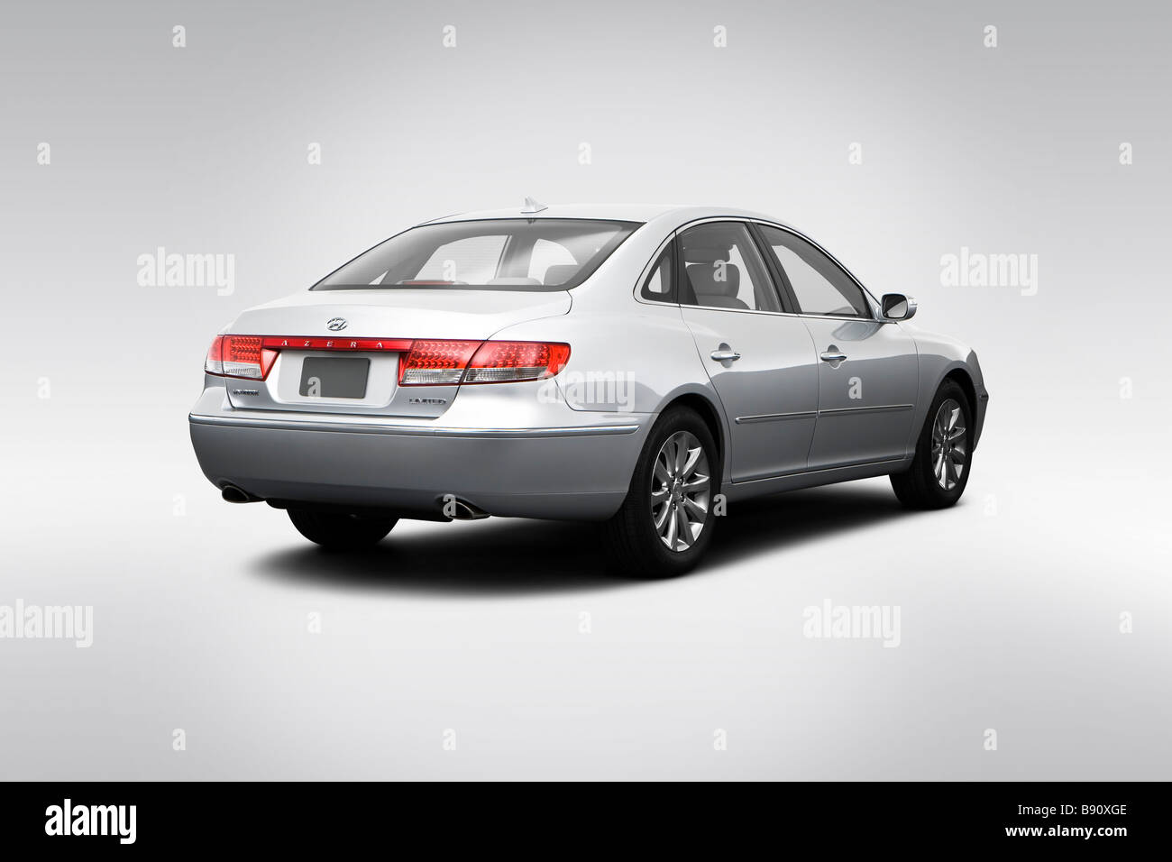 2009 Hyundai Azera Limited in Silver - Rear angle view Stock Photo - Alamy