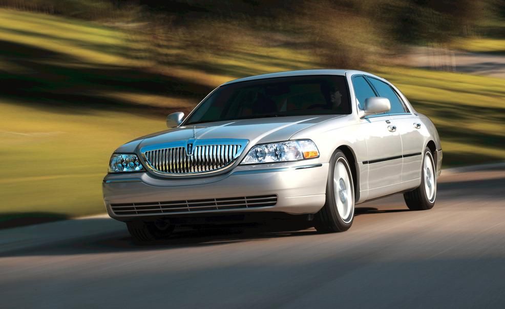2011 Lincoln Town Car Review, Pricing and Specs