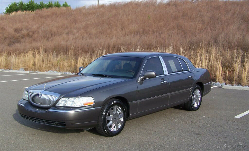 Former Embassy Car: 2004 Lincoln Town Car L - DailyTurismo