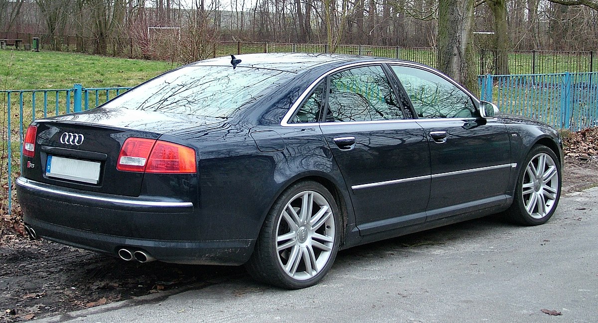 File:Audi S8 V10 black with blue fence.jpg - Wikipedia