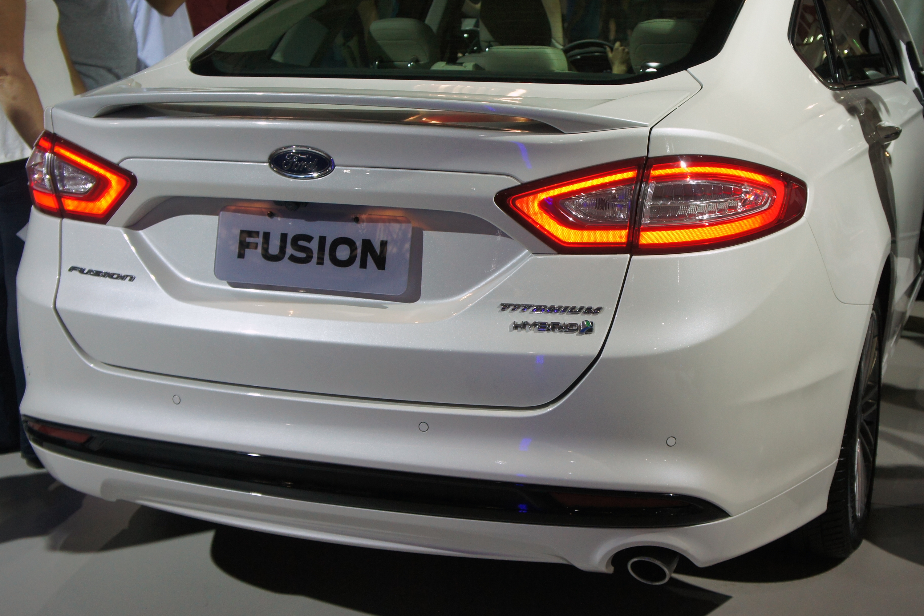 File:Ford Fusion Hybrid Titanium SAO 2014 0251.JPG - Wikimedia Commons