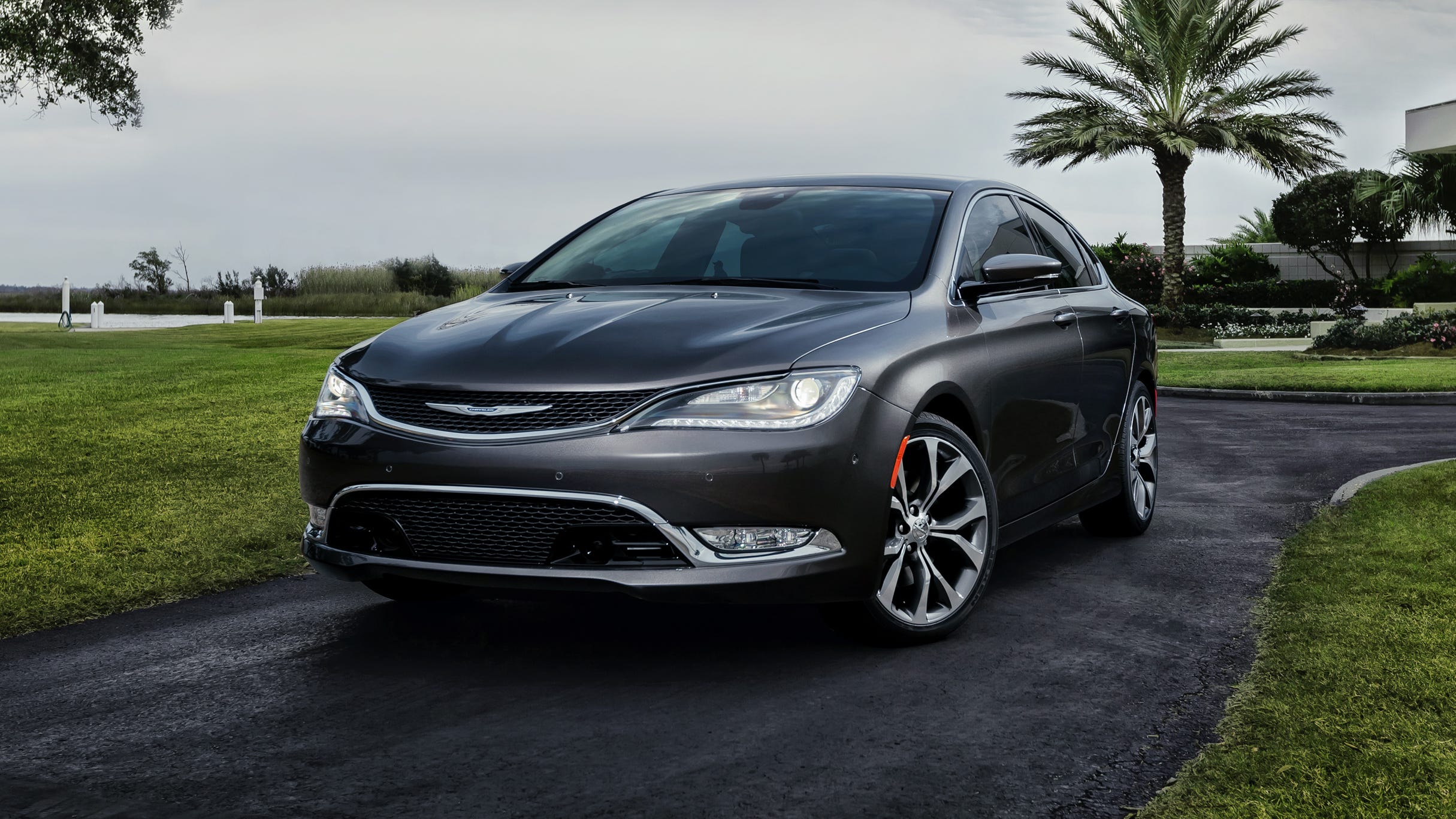 EPA mileage rating puts new Chrysler 200 in the game