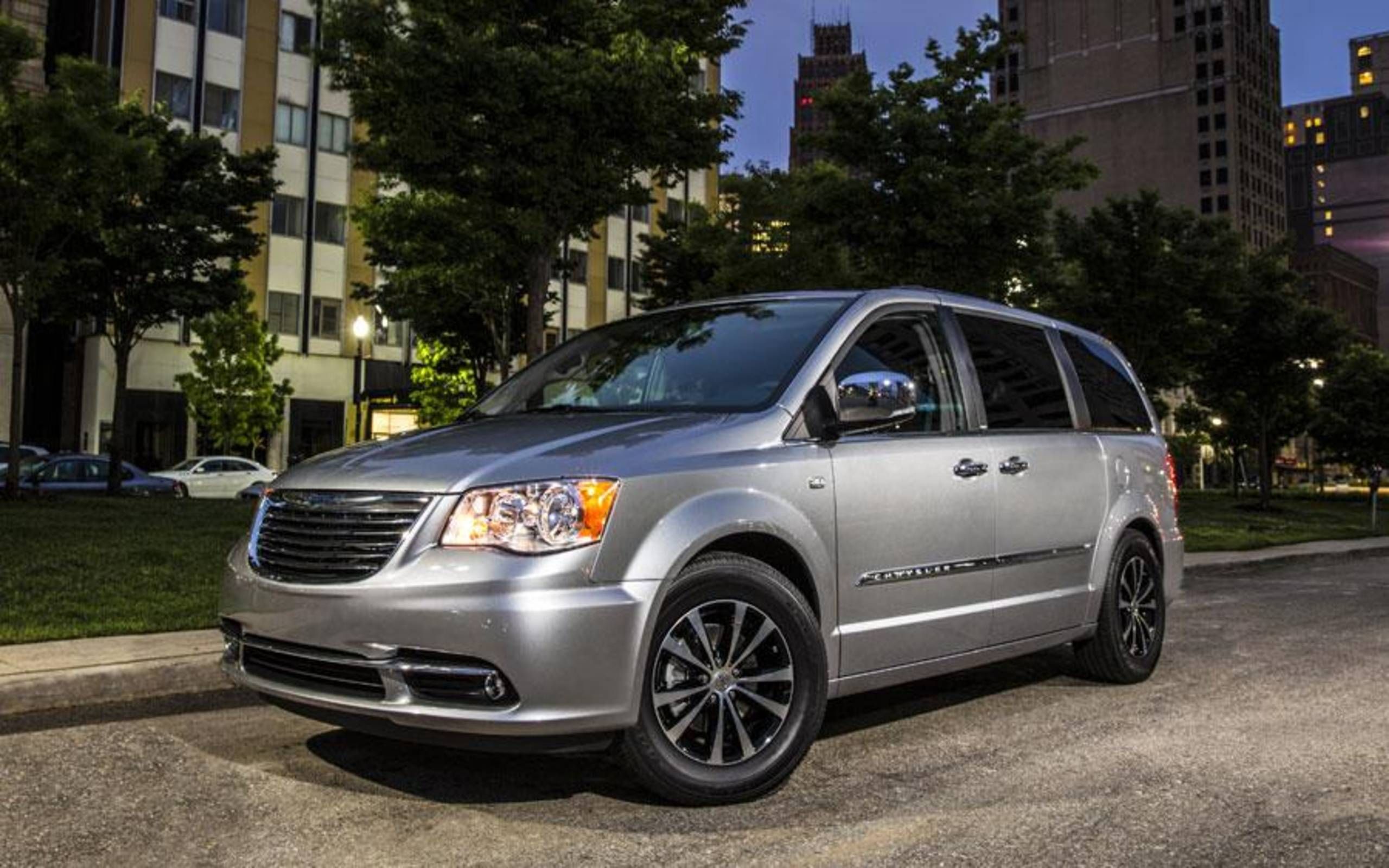 2014 Chrysler Town & Country S review notes