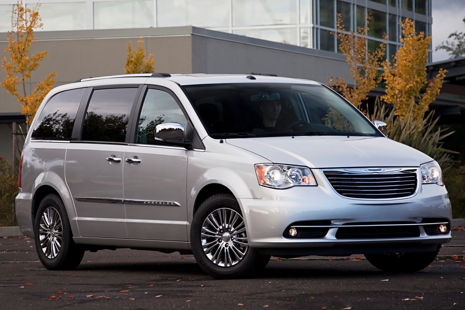2014 Chrysler Town and Country Review & Ratings | Edmunds