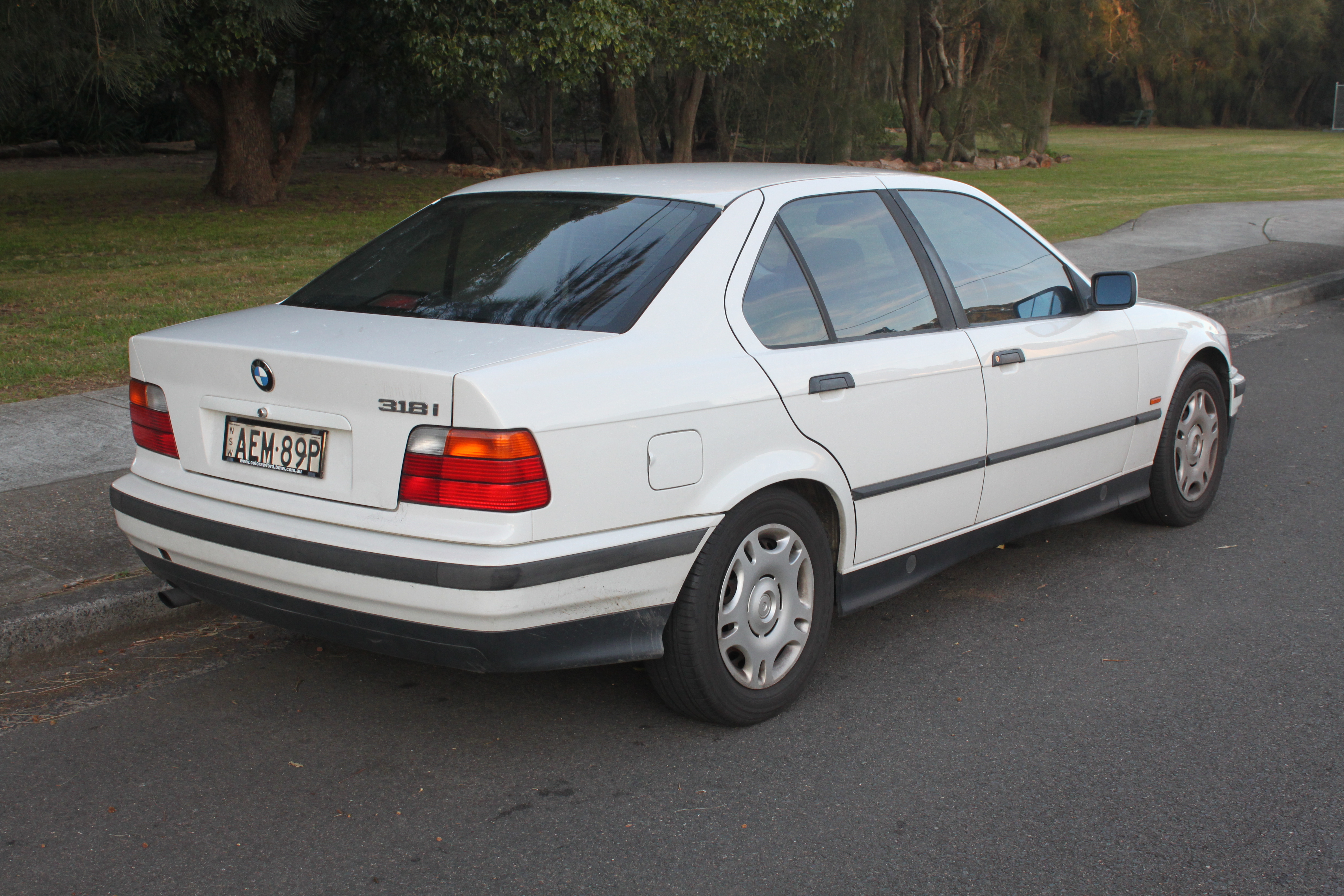 File:1997 BMW 318i (E36) sedan (18559546745).jpg - Wikimedia Commons