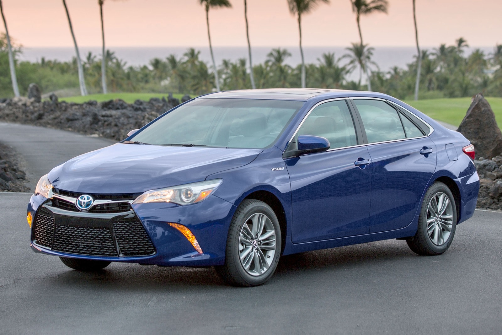 2017 Toyota Camry Hybrid Review & Ratings | Edmunds
