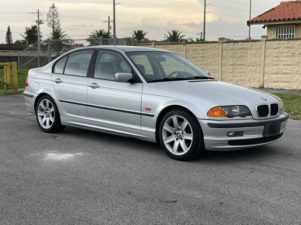 2001 BMW 325i with Red Leather Seats and a 5-speed - Klipnik