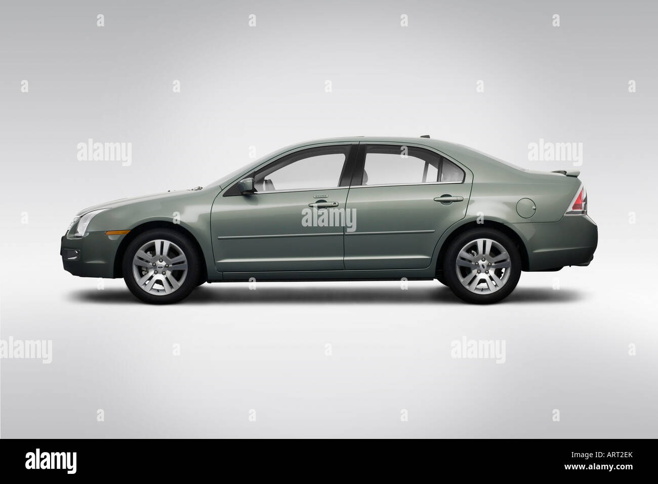 2008 Ford Fusion SEL in Green - Drivers Side Profile Stock Photo - Alamy