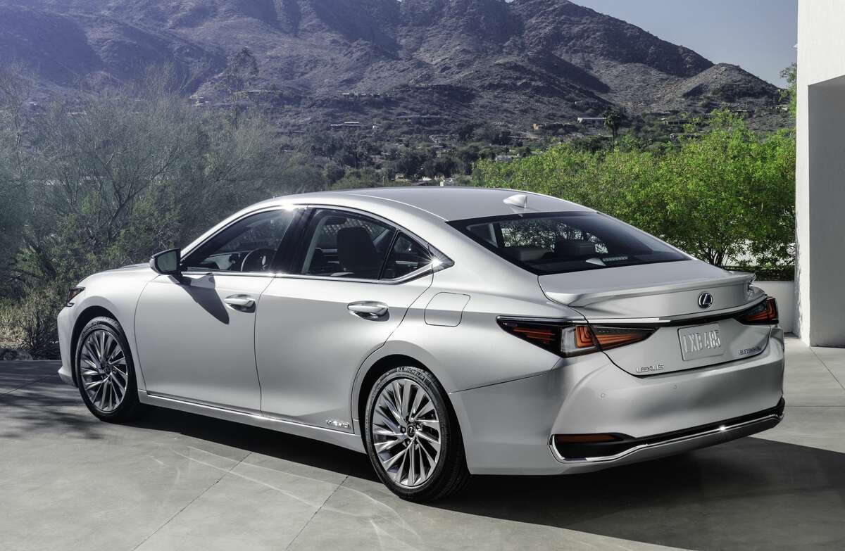 Lexus ES 300h hybrid combines luxury, fuel economy in a sedan